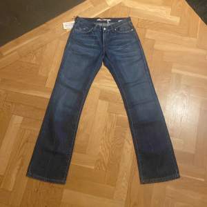 Säljer dessa coola only jeans i storlek 29/34. De är aldrig använda o har lappen kvar. Original pris är 699 kr.