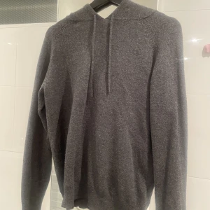 Merinoull 100% tröja  - Väldigt skön och stilren 100% merinoull hoodie perfekt till vintern. Bör därmed nämna att modellen är svår att få tag i. Köpt på Åhléns för 1800. Ifall du undrar något mer kontakta privat, om mer bilder osv!