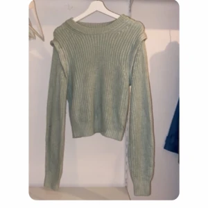 Stickad tröja - Ljusgrön stickad tröja från abercrombie and fitch i storlek S:) 