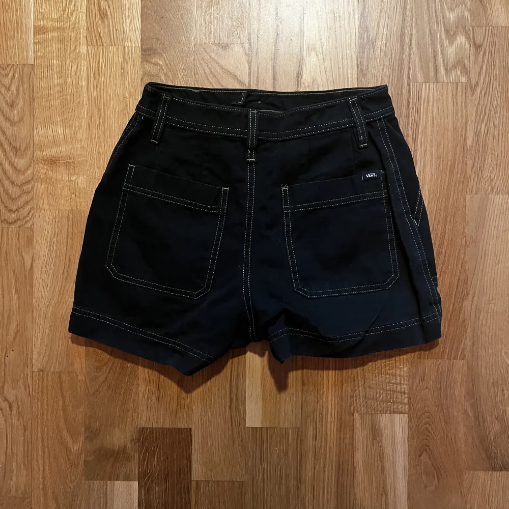 Mörkgröna vans-shorts i storlek xs/23:) Använda enstaka gånger! Pm för mer bilder/info<3. Shorts.