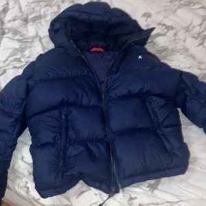 Ralph lauren  - Säljer min marinblå Ralph lauren jacka då den inte kommer till användning längre. Hör gärna av dig för flera bilder. Tryck på köp nu om du vill köpa 💗(barnstorlek L ,160-180, 14-16) bra skick 