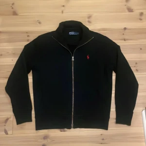 Polo Ralph Lauren helzip - Sjukt bra skick, väldigt snygg passform och grisch! Om du har någon fråga är det bara att ställa 😀