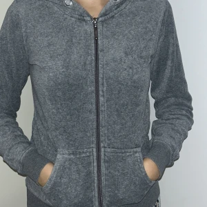 Cubus kofta  - Gråa cubus kofta i storlek Xs men skulle säga att den absolut passar S också! Säljer pga har tre likadana. Tyvärr har dom hära inget snöre i luvan som dom brukar ha. Men den har inga skador eller fläckar