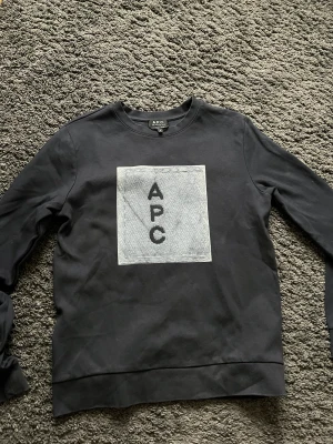 A.P.C tröja - Marinblå APC sweatshirt i storlek S.  Nypris 1499, säljer för 799. Kontakta för mer info.