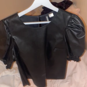 Skinn topp - Skinn topp med korta ärmar