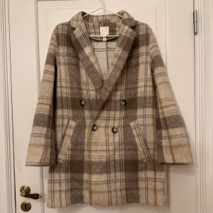 Rutig jacka🫶🏼 - Rutig längre jacka från H&M, storlek 36. Knäpps med en knapp, har fickor. Lite ljusare i verkligheten. Lite ”hårig”. Använd ett fåtal gånger.  