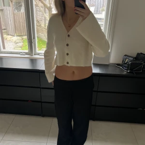 Kofta  - Så mysig och fin tröja från H&M. Aldrig använd därav inga skador eller defekter❤️