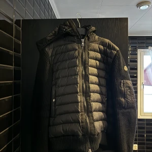 Moncler cardigan (AA) - Moncler cardigan (AA)  Pris: 1700 kr ( kan diskuteras) Storlek: medium men passar large  Jackan är i nytt skick,   Qr kod och nfc tagg funkar! Jackan är använd ett fåtal gånger   ” skriv till mig om ni har några frågor eller funderingar” 