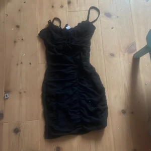 svart klänning  - en svart klänning väldigt fin och bra skick🖤🖤🖤