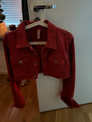 Zara jeansjacka  - Säljer denna orangeröda jeansjackan från zara  Aldrig använd!  Den är croppad!  Strl M 
