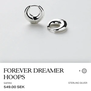 Silver hoops Safira - Örhängen i äkta silver från Safira.  Sparsamt använda och i mycket fint skick. 