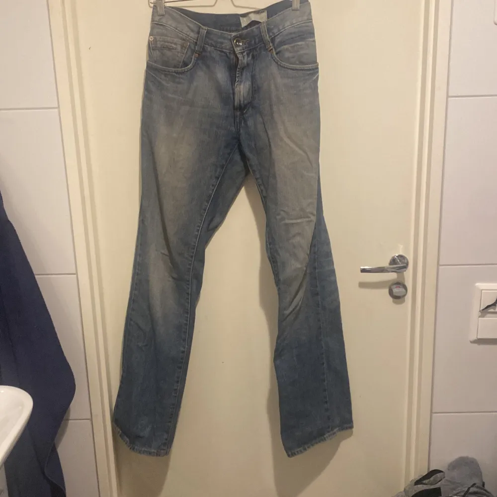 Ett par loose straight jeans med låg midja och långa ben. Jeans & Byxor.