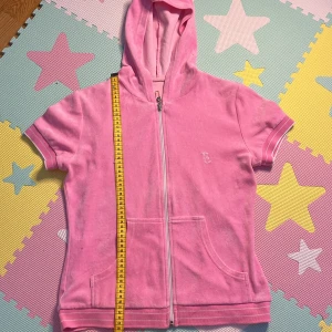 Rosa tshirt med zipper  - Säljer för att den inte är min stil, supet lätt att styla. Helt fläckfri och är en sönder. Lappen är bortklippt så ksn ej se vart den är ifrån. Klicka på köp om du vill köpa, kontakta om du har frågor