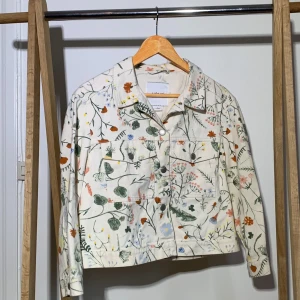 Mönstrad jeansjacka från monki! - Supersnygg mönstrad jacka som endast använts en enstaka gång, inprincp i nyskick. Kommer tyvärr inte till användning i min garderob! Letar ett nytt hem där någo kan ge den kärleken den förtjänar! 