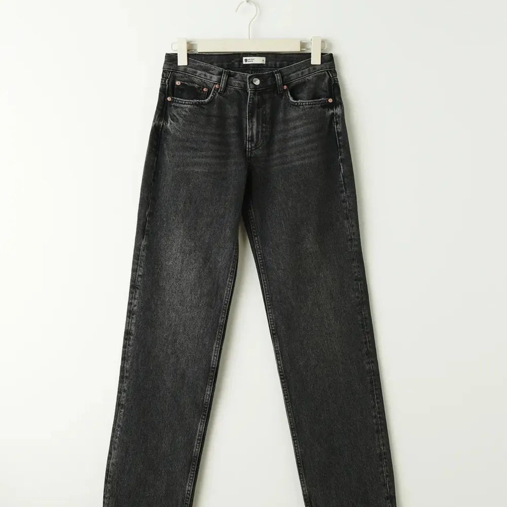 Säljer mina jeans från Gina som är i bra skick och är i storlek 38, skriv för bild på💓. Jeans & Byxor.