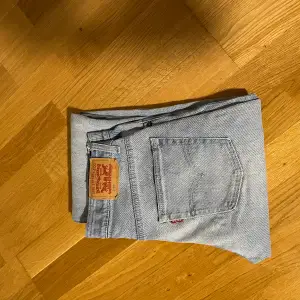 Väldigt raka ljusblå jeans från Levis, ganska använda men inga hål eller fläckar eller andra defekter. Kan vara lite uttöjda men jag skulle säga att de är true to size. Köpta för ca 1000kr tror jag.