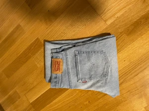 Levis 551Z - Väldigt raka ljusblå jeans från Levis, ganska använda men inga hål eller fläckar eller andra defekter. Kan vara lite uttöjda men jag skulle säga att de är true to size. Köpta för ca 1000kr tror jag.