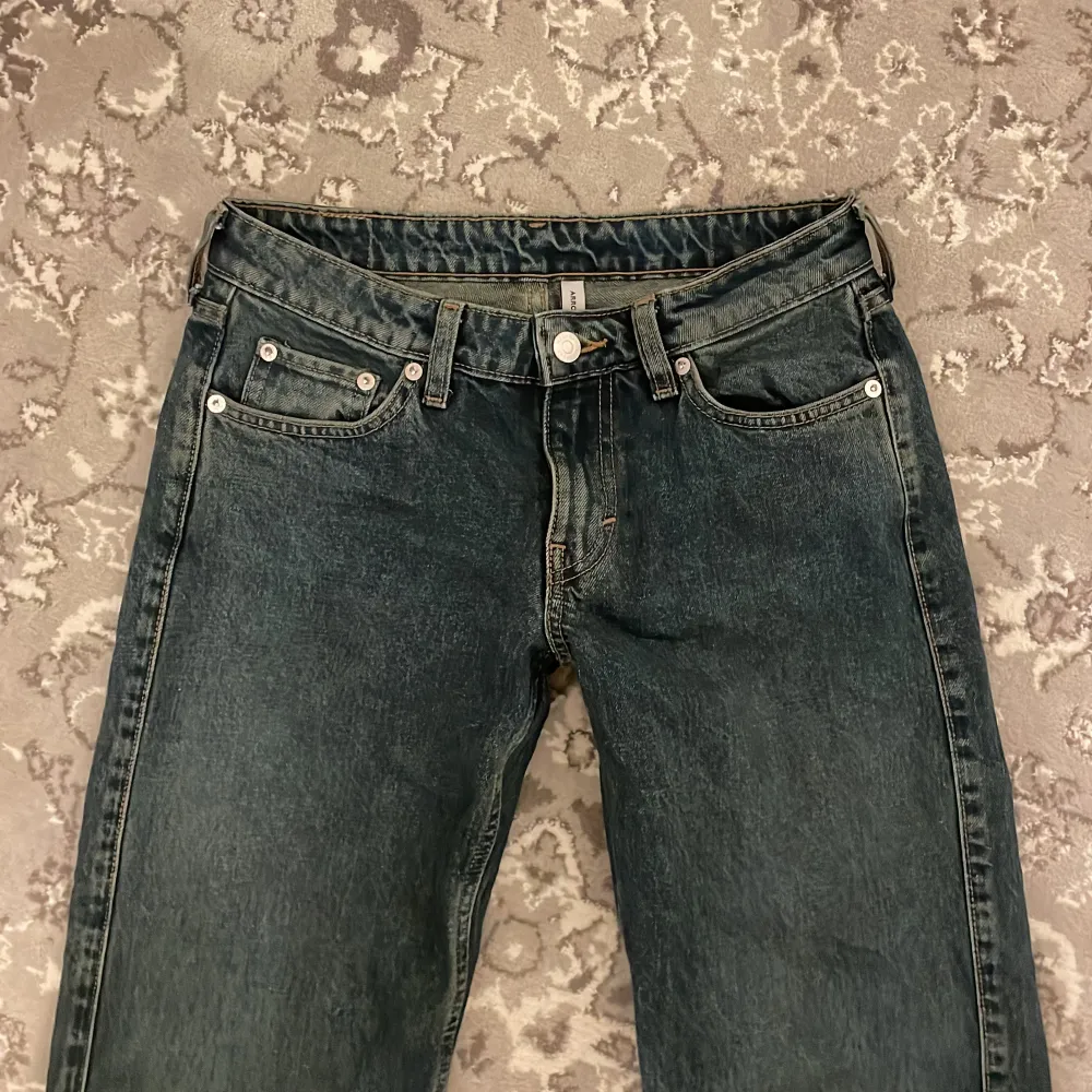 Ett par snygga arrow straight low jeans från weekday som inte kommer till användning längre💕 dom är i väldigt bra skick!. Jeans & Byxor.