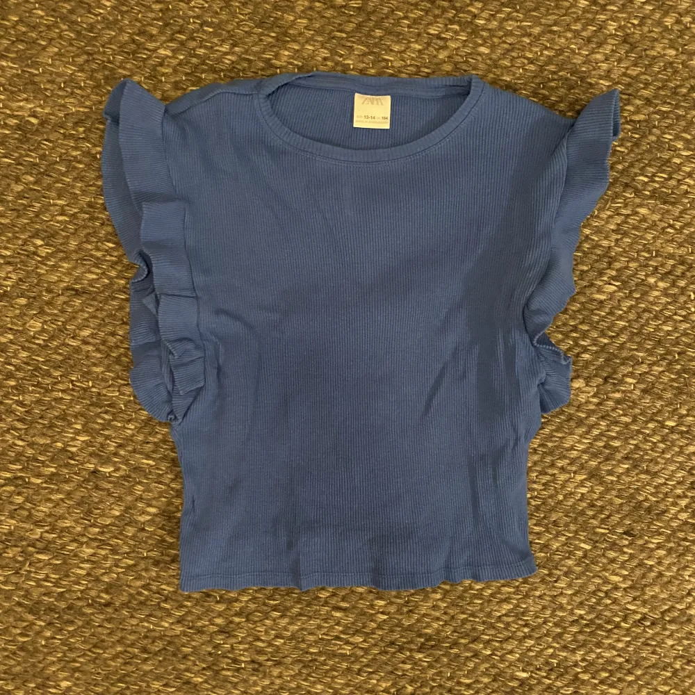 Blus/tröja i fint skick från Zara Barn stl 13-14 men passar även XS dam. Säljs pga för liten. Blusar.