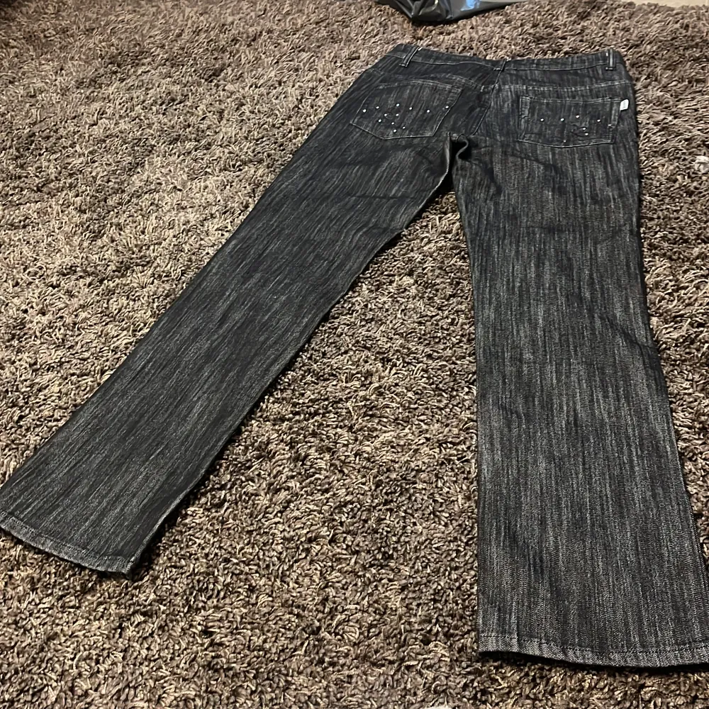 Mörk blå/svarta vida jeans med detaljer på bakfickorna och vid framfickorna. De går hel vägen ner på mig som är 173 så perfekta för långa🥰 färgen blev ljusare på bild. Jeans & Byxor.