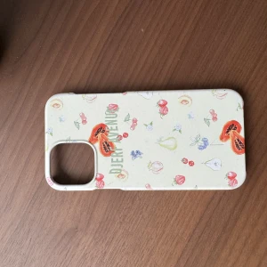 Djerf avenue skal - Skal till iPhone 12 från djerf avenue. Liten spricka i kanten annars i fint skick!