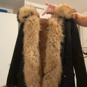 Äkta päls jacka  - Nu säljer jag min äkta päls jacka i storlek 36 då den inte kommer till användning och börjar bli liten på mig. Vid flera bilder hör av er och andra frågor. Kan sänka priset vid snabbaffär!!Köparen står för frakten☺️