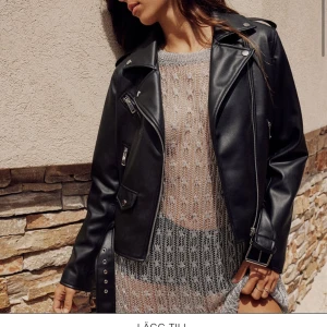 SNYGG SKINNJACKA  - Säljer denna skinnjackan från zara i super fint skick!🤩