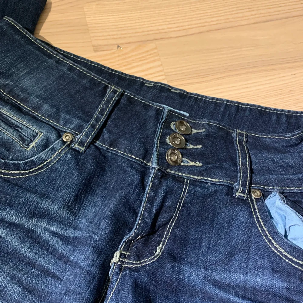 Lågmidjade sraight leg jeans i storlek XS som jag köpte second hand men som var för små 💓Midjan är nog i storlek S skulle jag gissa🥰  skriv privat via intresse.  . Jeans & Byxor.