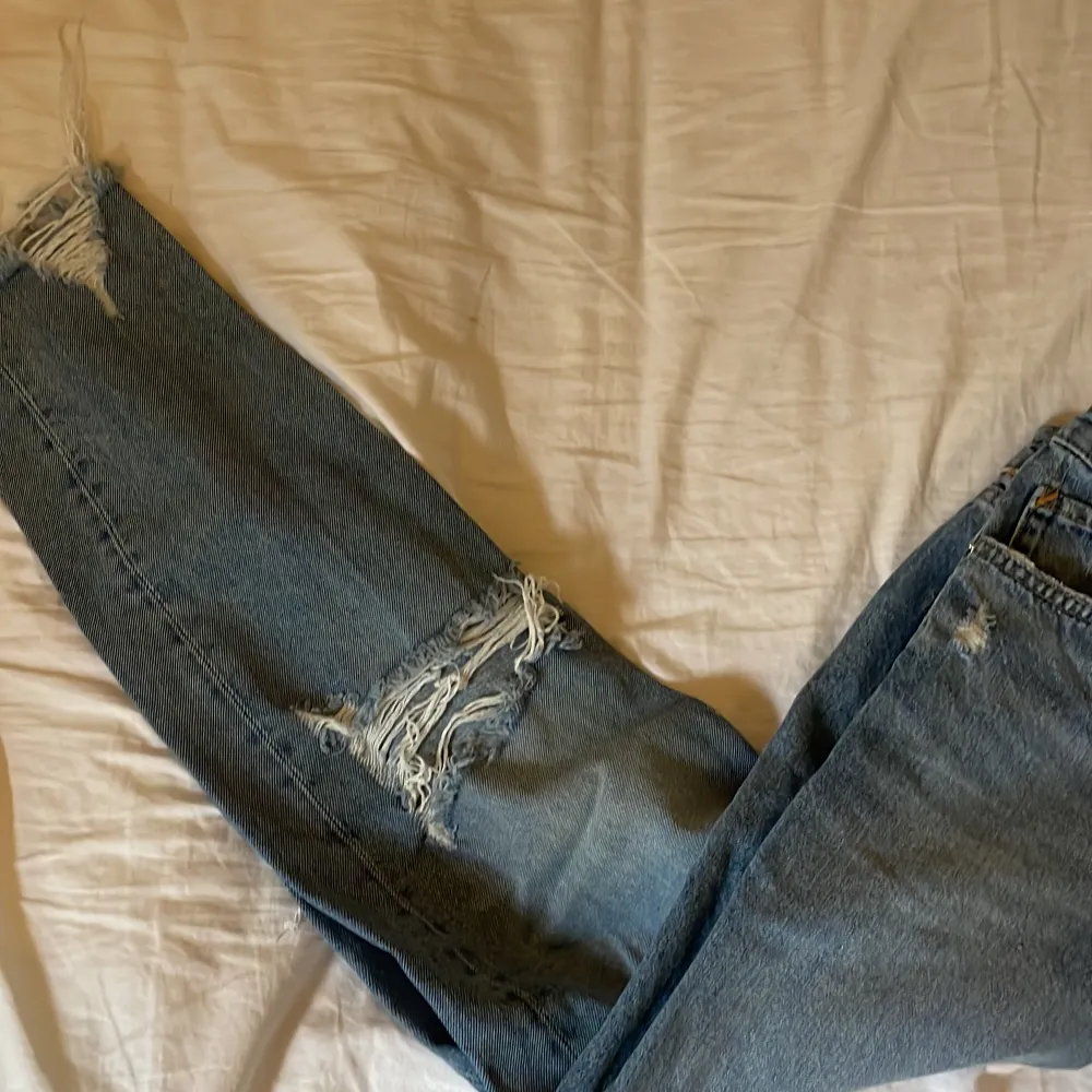 Boyfriend jeans med slitningar , från zara . Jeans & Byxor.