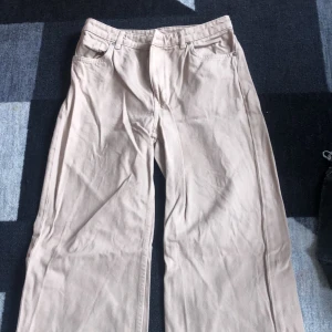 Baggy Y2K jeans - Beigea baggy Y2K jeans från monki, storlek S/M