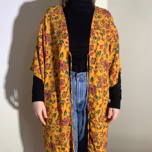 Kimono från indiska - Somrig kimono från indiska som använts enstaka gånger och nu behöver en mer uppskattande ägare! 