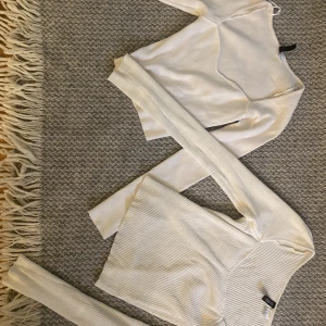 Tröjor vita - Från h&m båda storlek xs (s). Går bra att köpa en eller båda. Nästan aldrig använda. Buda från 80 kr