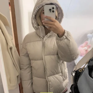Vinter jacka💗 - Säljer nu denna riktigt fina och varma vinter jackan. Lånad bild!!! Stor och mysig riktigt fint skick och använd ca 2 gånger. Pris kan diskuteras 🩷🩷🩷