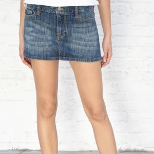 Brandy Melville jeanskjol - Gullig kjol från Brandy Melville. One size, passar xs-s, aldrig använd! 