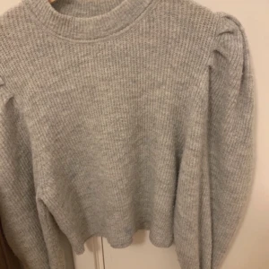 Grå stickad tröja med puffärmar  - Superfin tröja i mycket bra skick. Bara använda några få gånger💗 