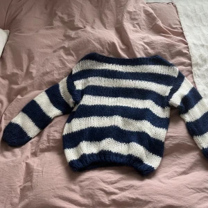 Randig stickad tröja från design by si - Väldigt fin och mysig stickad tröja som tyvärr inte kommer till användning💕 kontakta för fler bilder eller frågor🩷
