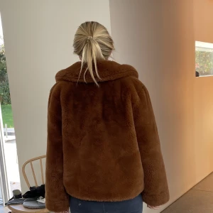 ”Päls”Jacka  - Faux fur jacka, i brun färg, jätte skön och varm till vintern. säljer pga att den är för liten. Jackan är i nyskick. Står storlek 40, men motsvarar en 34/36. Köpt för ca 1600kr