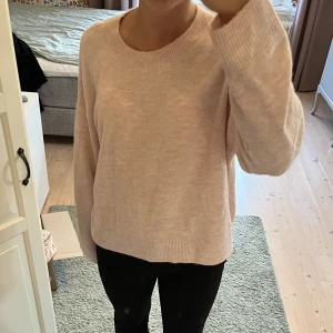 Rosa stickad tröja  - Stickad rosa tröja i storlek M, passar även S. Från H&M. Fint skick. Använd gärna köp nu!