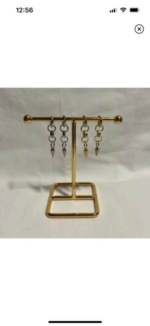 StilSthlm  - Fina örhängen! Finns i silver & guld. Köp för 99kr/st Eller 185kr/paret. Modell 108. Smyckeställningen finns även att köpa för 299kr!