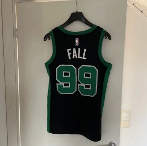 Tacko Fall Basketlinne - Tjena! Säljer ett sällsynt äkta NBA linne, beställd från NBA Store. Storlek S men sitter som M Nypris ligger på över 1000kr för Swingman linnen.  