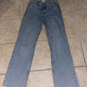 Jeans Zara - Säljer ett par Zara jeans i storlek 40! Fint skick och använda fåtal gånger! Skriv för fler bilder eller frågor, köpare står för frakt och tar inga skambud!