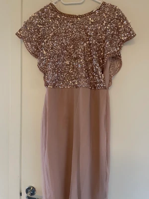 Klänning  - Använd på fest, köpt på mango använd 1 gång 