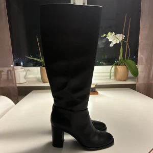 Svarta stövlar - Svarta stövlar från catwalk. Endast använda en gång och säljer då de inte kommer till användning. Nypris: 700 kr🩷