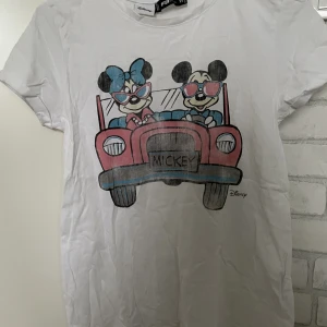 Mussepigg t-shirt - Cool t-shirt med tryck på både fram- och baksida💞inga tecken på användning och i väldigt bra skick!Vid frågor är det bara att kontakta privat! 💗