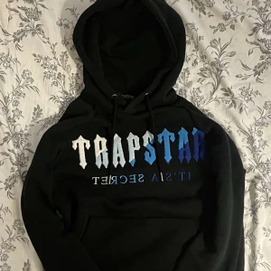 Trapstar Tracksuit - Trapstar Tracksuit i kondition 9/10  Pris 1500:- går ner i snabbaffär  Kom privat för info elr nåt annat