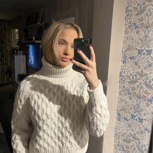 Stickad polotröja! - Säljer en mysig stickad tröja, har använt den få antal gånger!