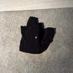 Lyle&scott sweatshirt  - Riktigt fin sweatshirt dock har jag inte använt den för jag har växt mycket. Jättebra skick.