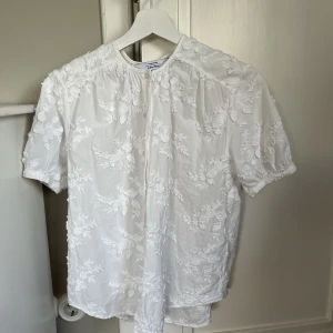 Blus - Säljer denna blus från and other stories i storlek 32. Jag brukar ha 32-36 och den passar mig bra. Använd 2 ggr😊