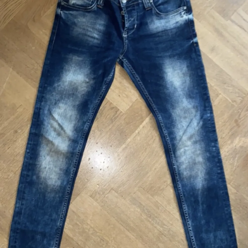 Tja, säljer nu mina Dondup jeans då de har blivit för små. Skick: 10/10, inga fel. Hör av er vid eventuella frågor eller funderingar! Priset kan diskuteras! . Jeans & Byxor.