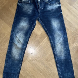 Dondup Jeans - Tja, säljer nu mina Dondup jeans då de har blivit för små. Skick: 10/10, inga fel. Hör av er vid eventuella frågor eller funderingar! Priset kan diskuteras! 